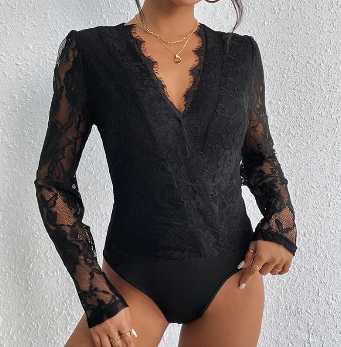 Svart blus i blommig spets