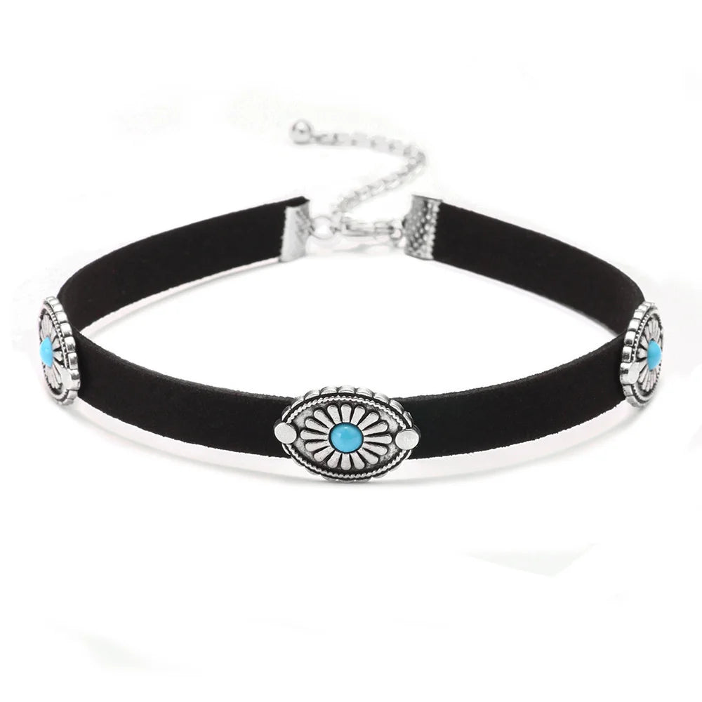 Choker i läder med turkos conchos