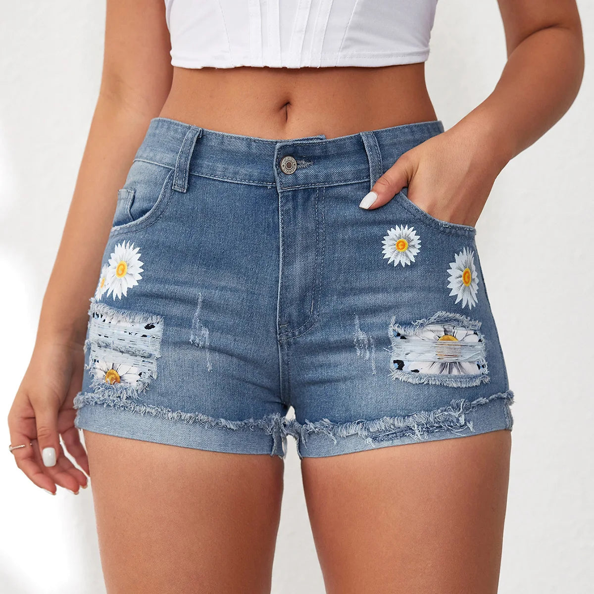 Broderade jeansshorts med blommor
