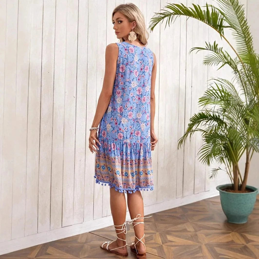 Blå klänning med rosa blommor