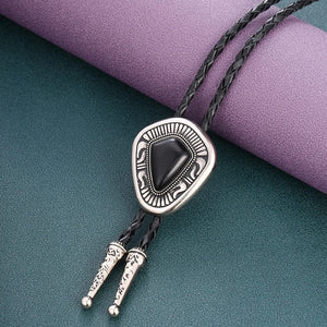 Bolo tie i diamantformad metall med natursten