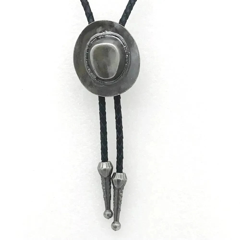 Bolo tie i läder med hattformad medaljong