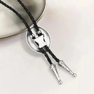 Bolo tie i läder med metallhänge och färgad sten