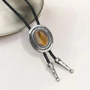 Bolo tie i läder med metallhänge och färgad sten