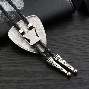 Bolo tie i läder med trekantig sten och elegant design