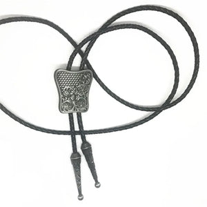 Bolo tie i rektangulär mörk metall med blommigt vintagemönster Mörkgrå