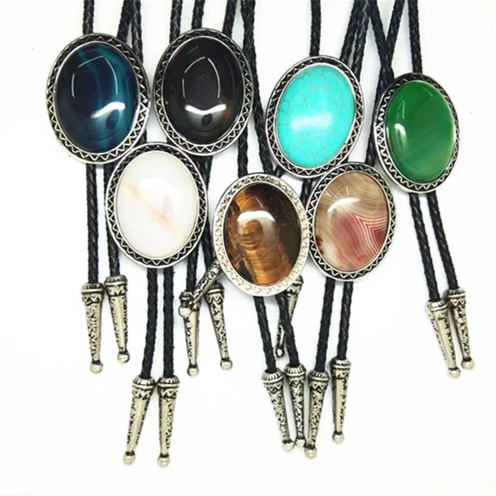 Bolo tie med glasdetalj och ovalt vintagehänge