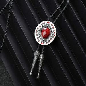 Bolo tie med oval sten och dekorativ antiksilverram