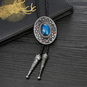 Bolo tie med oval sten och dekorativ antiksilverram