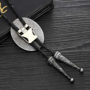 Bolo tie med oval sten och dekorativ antiksilverram