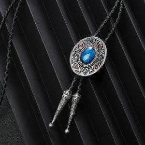 Bolo tie med oval sten och dekorativ antiksilverram