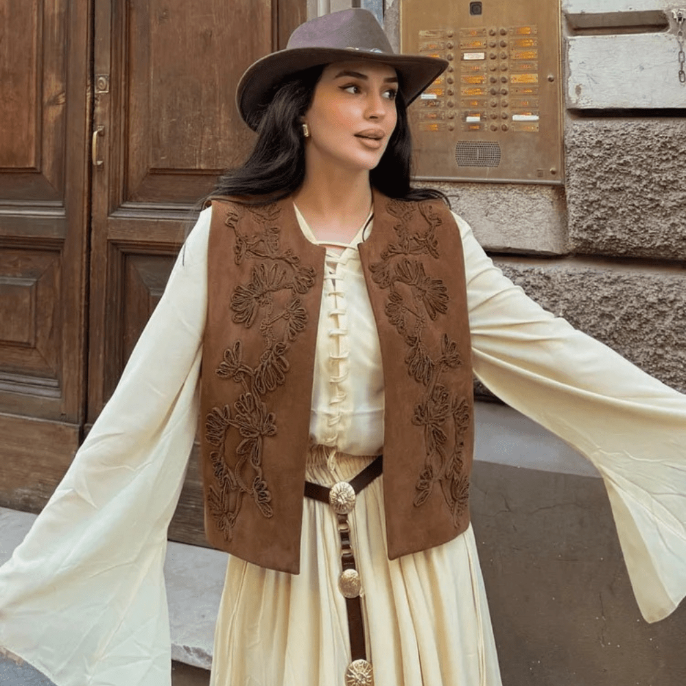 Broderad Fuskmocka Väst Dam Kort Modell