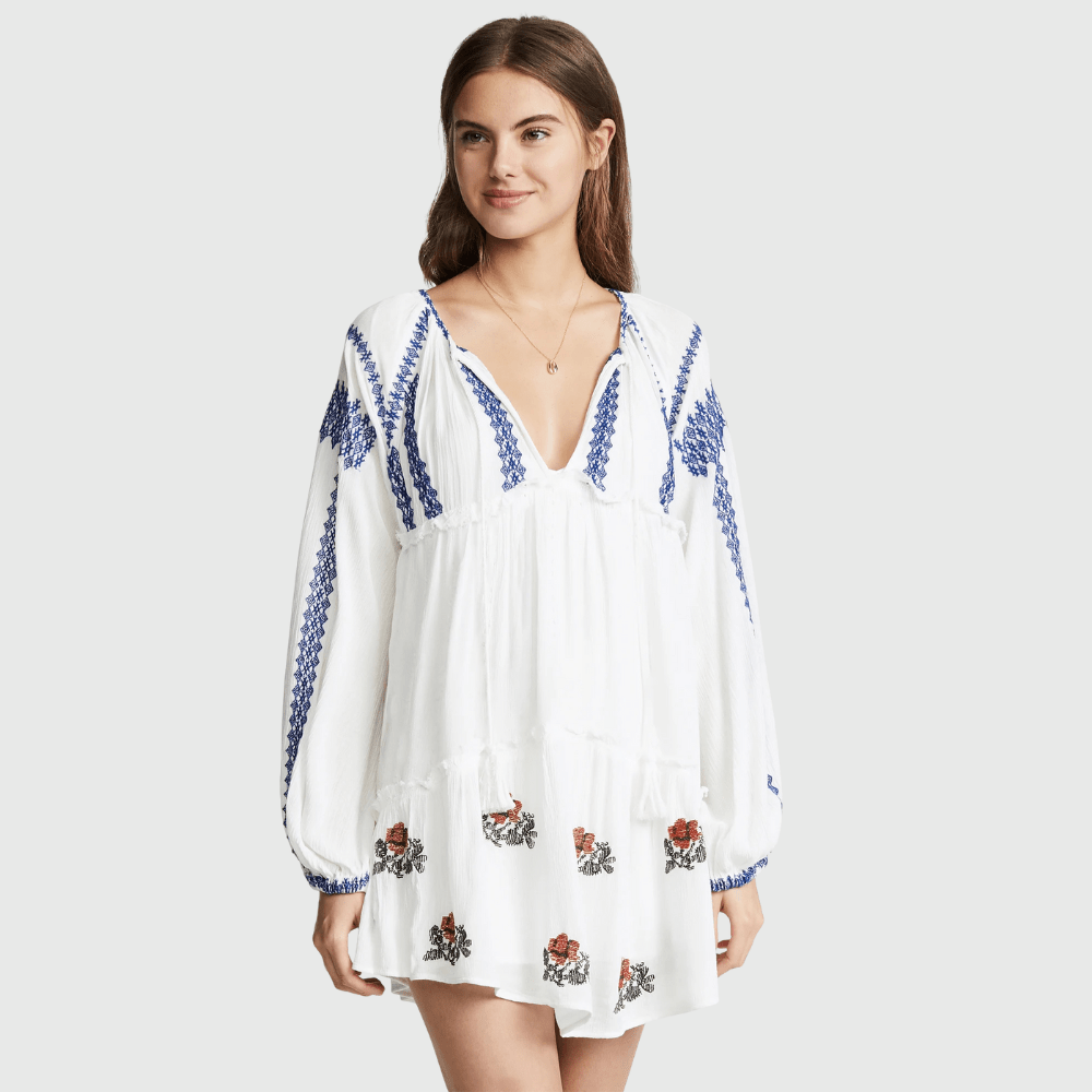 Broderad miniklänning i boho-stil med ballongärm och fransar