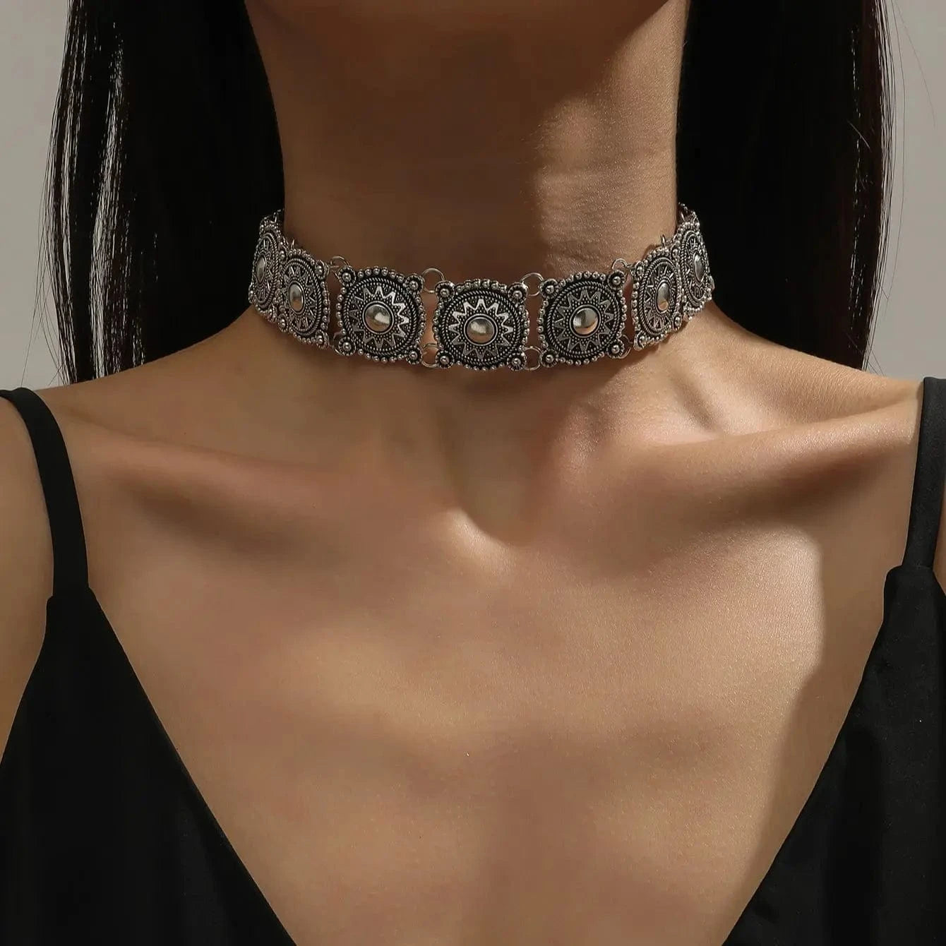Choker-halsband med conchos i western stil
