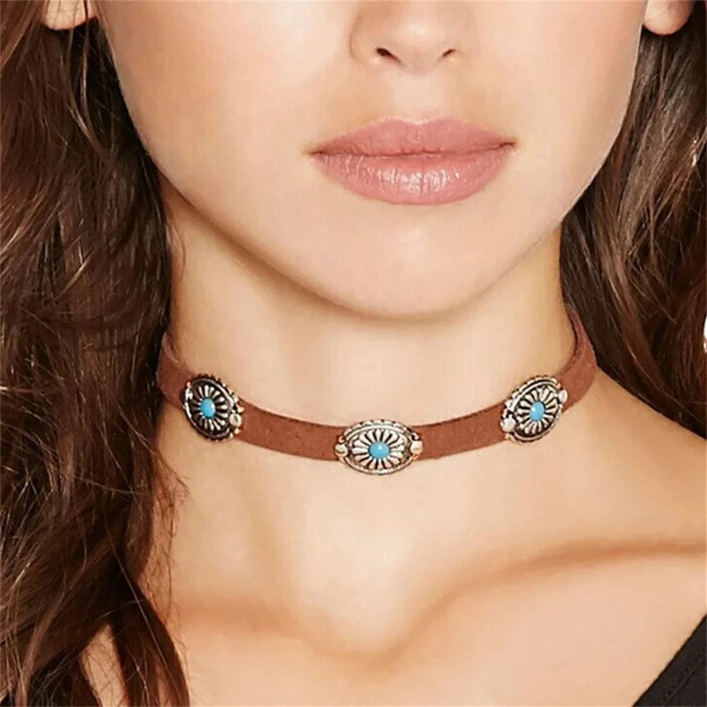Choker i läder med turkos conchos
