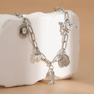 Chunky guldhalsband och armband med western-berlocker