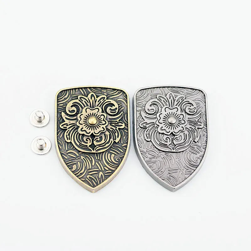 Concho sköldformad med blomgravyr