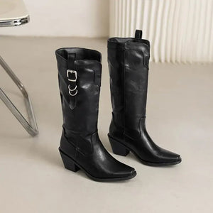 Cowboyboots i mjukt läder med elegant spänndetalj
