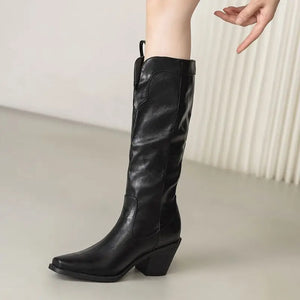 Cowboyboots i mjukt läder med elegant spänndetalj