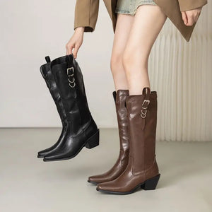 Cowboyboots i mjukt läder med elegant spänndetalj