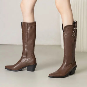 Cowboyboots i mjukt läder med elegant spänndetalj