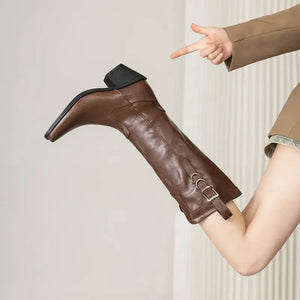 Cowboyboots i mjukt läder med elegant spänndetalj