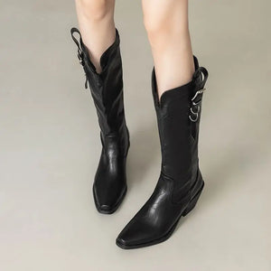 Cowboyboots i mjukt läder med elegant spänndetalj