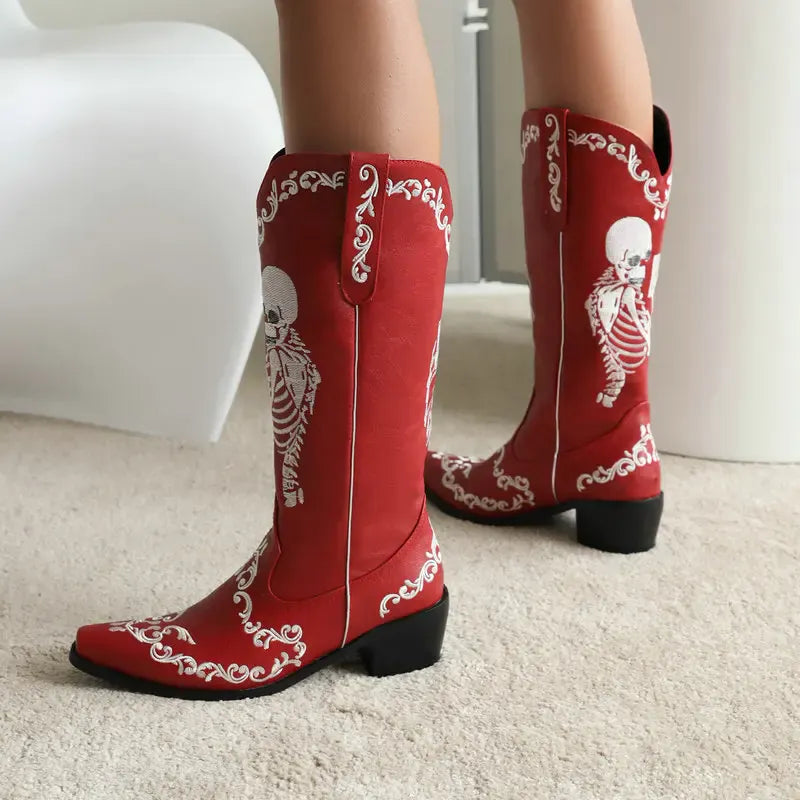 Cowboyboots med broderad skelettdesign och chunky klack