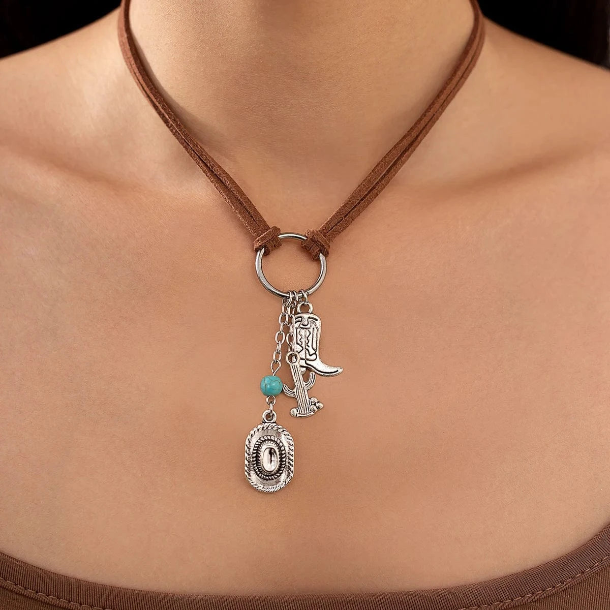 Cowgirl-halsband i mocka med berlocker