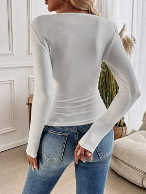 Figursydd blus med spets och V-ringning
