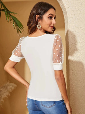 Genomskinlig blus med prickar
