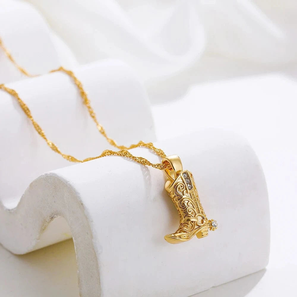 Guldfärgat halsband med cowboyboots och kristaller