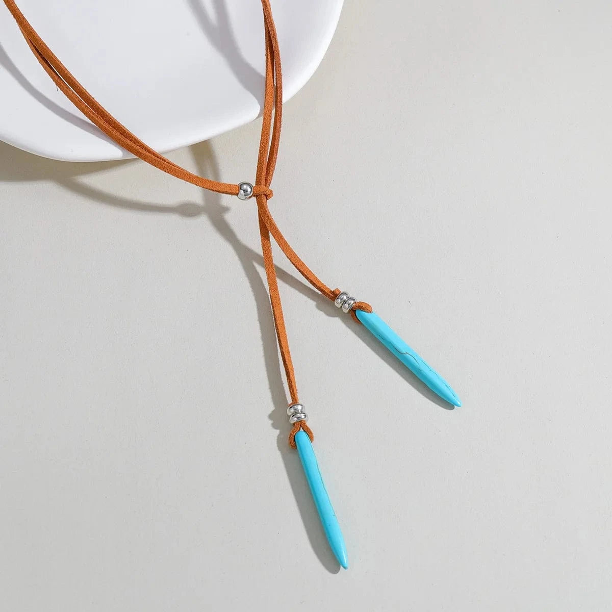 Halsband i mocka med turkosa hängen