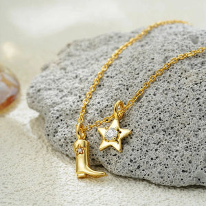 Halsband med hänge i form av en cowboyboots och stjärna Guld