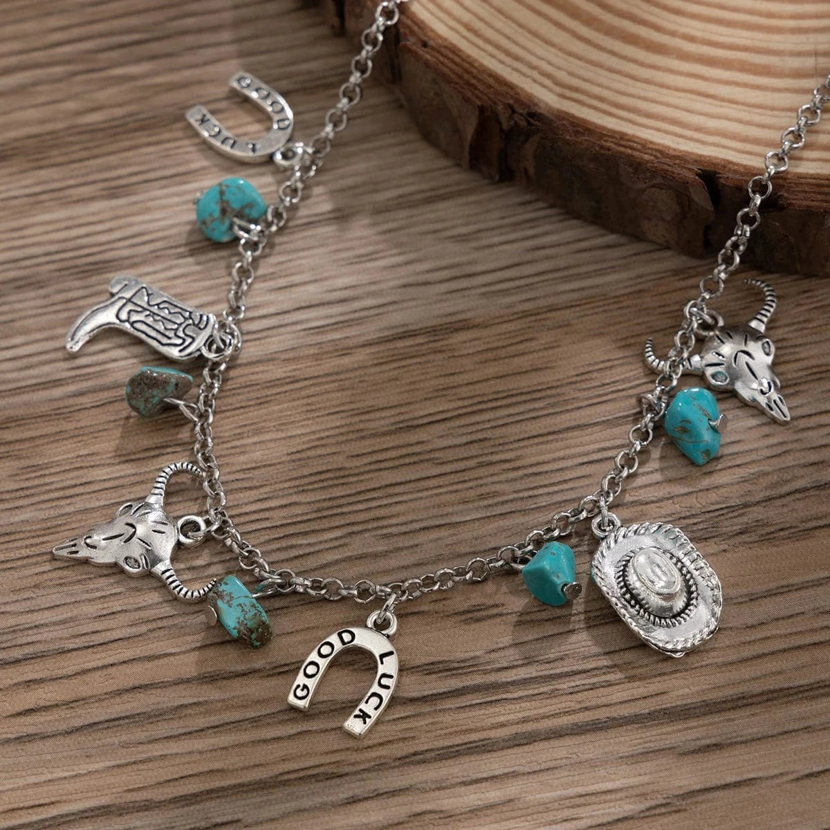 Halsband med western-berlocker och turkos