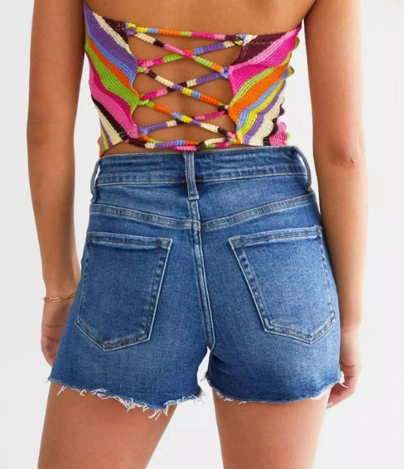 Högmidjade jeansshorts med knappgylf för dam