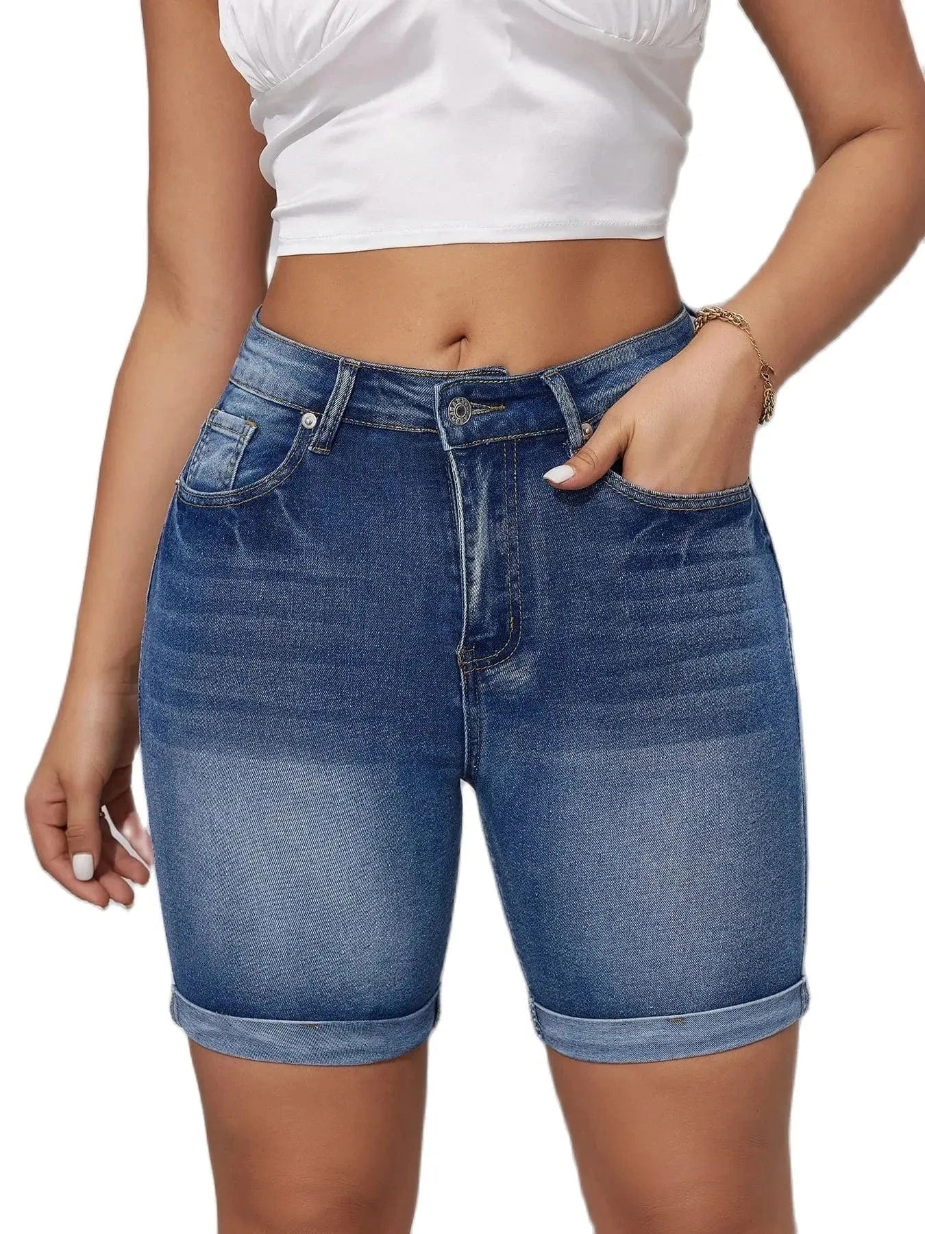 Högmidjade knälånga jeansshorts i skinny fit