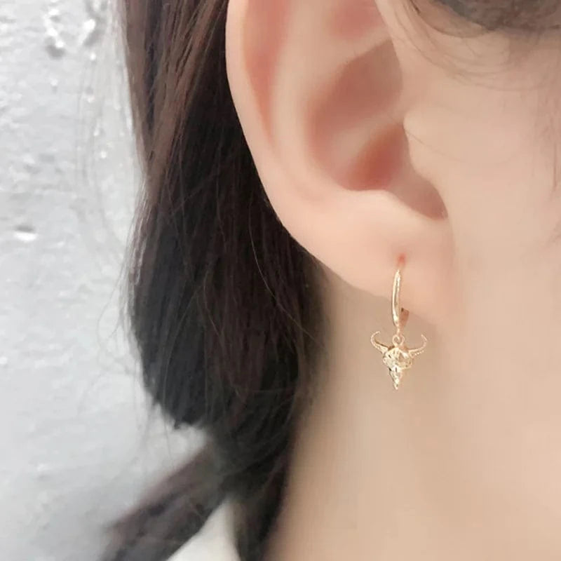 Hoops örhängen med tjurhuvud