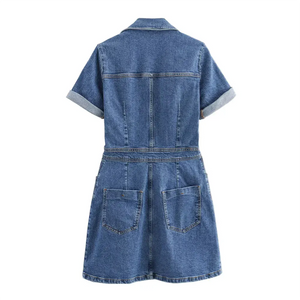 Kort denimklänning med knappar