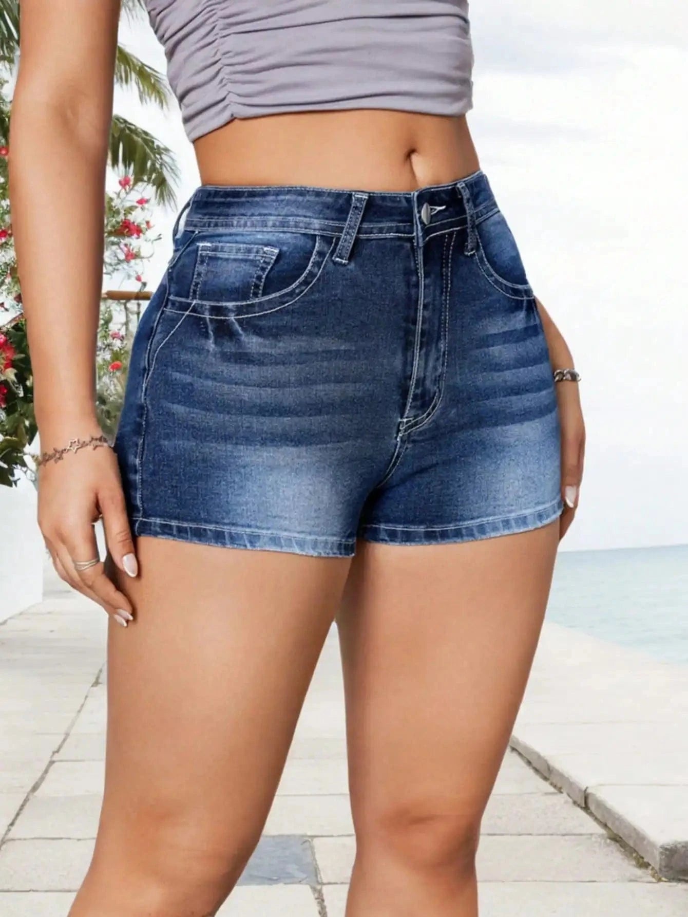 Korta blå jeans med broderi