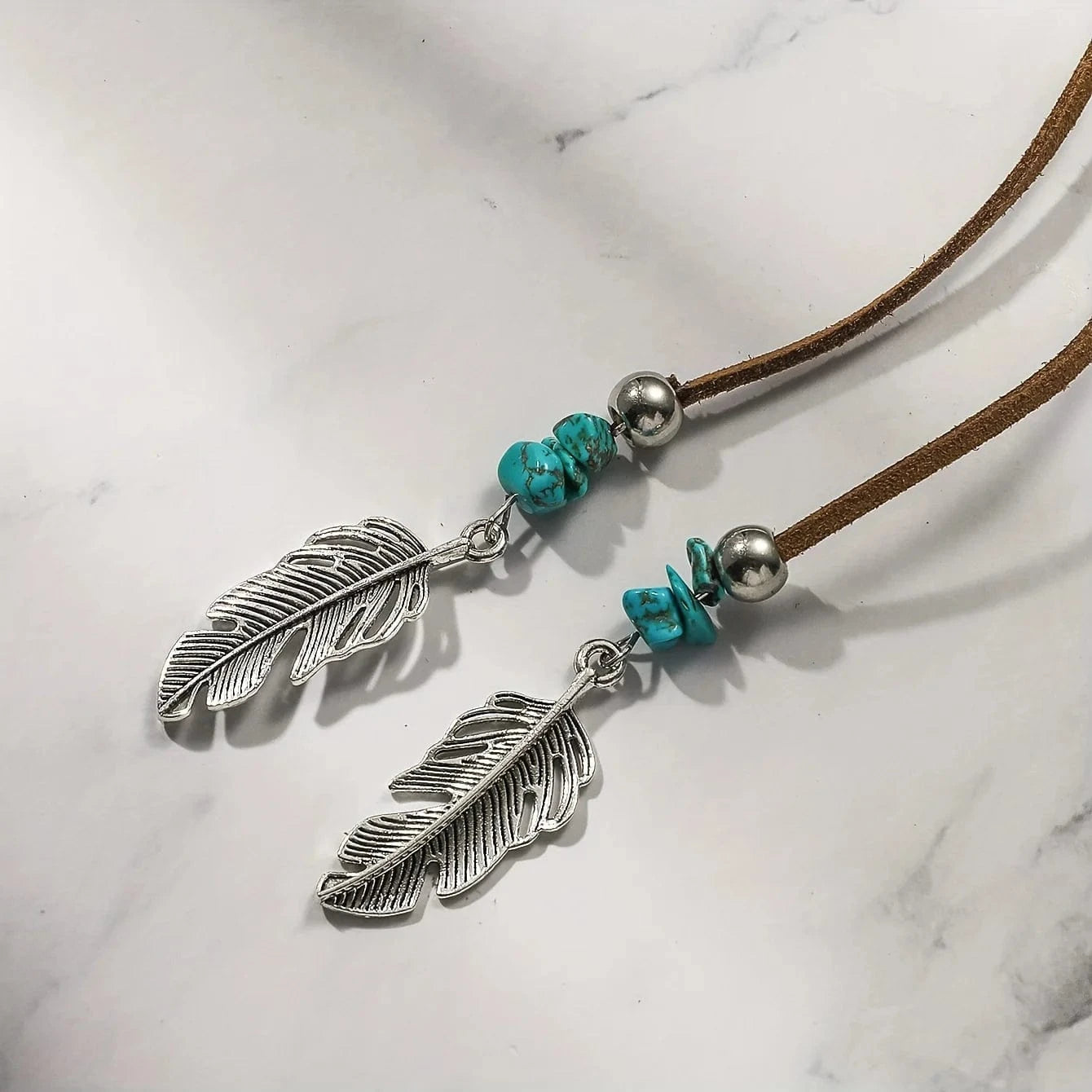 Lariat-halsband i mocka med fjädrar och turkos