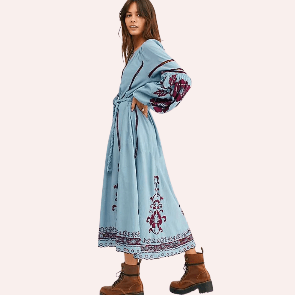 Ljusblå klänning med blommor