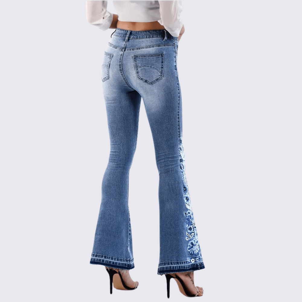 Ljusblå utsvängda jeans dam med blombroderi
