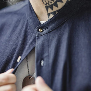 Mörkblå denimskjorta med murarkrage