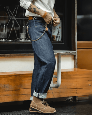 Mörkblå raka selvedge jeans i raw denim