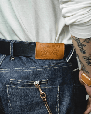 Mörkblå raka selvedge jeans i raw denim