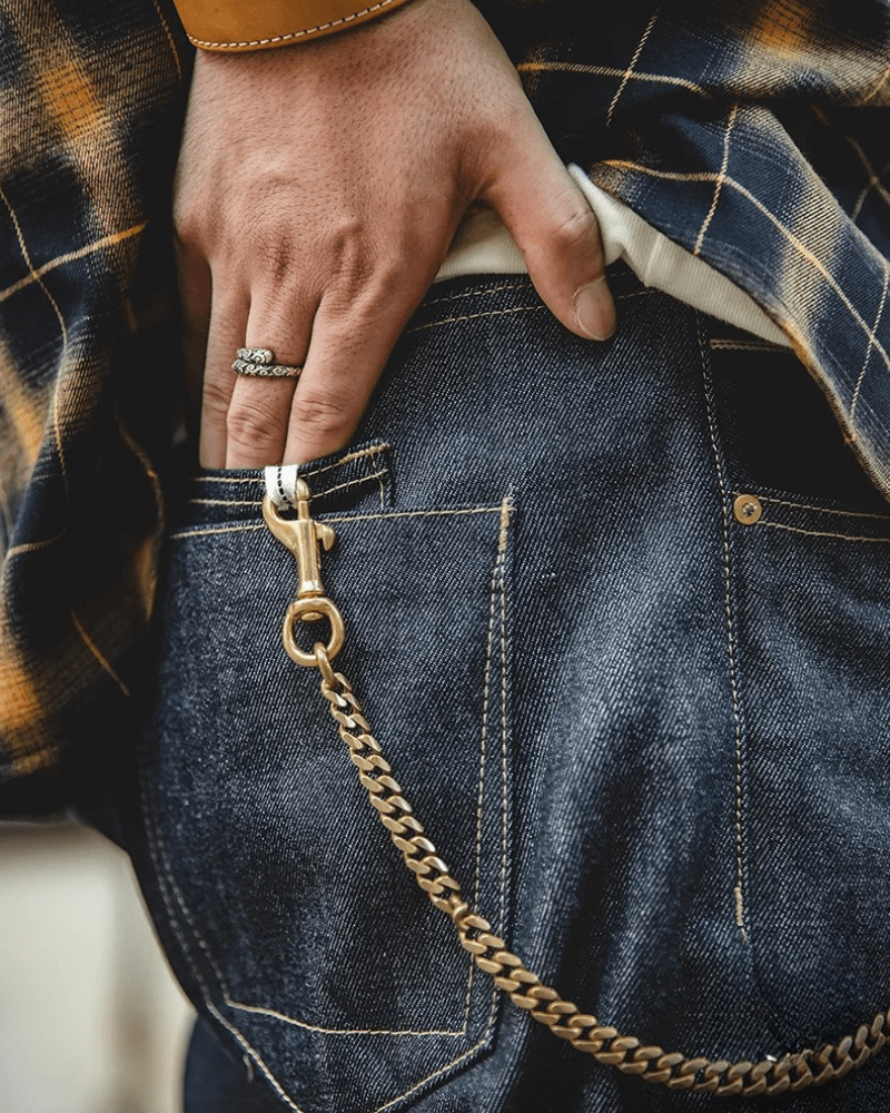 Mörkblå raka selvedge jeans i raw denim