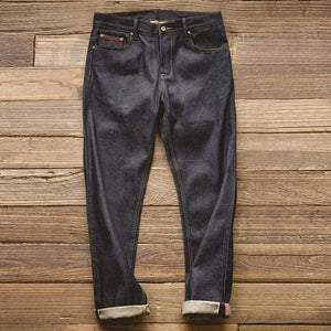 Mörkblå tapered selvedge jeans i raw denim
