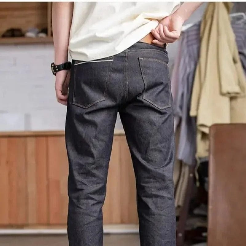 Mörkblå tapered selvedge jeans i raw denim