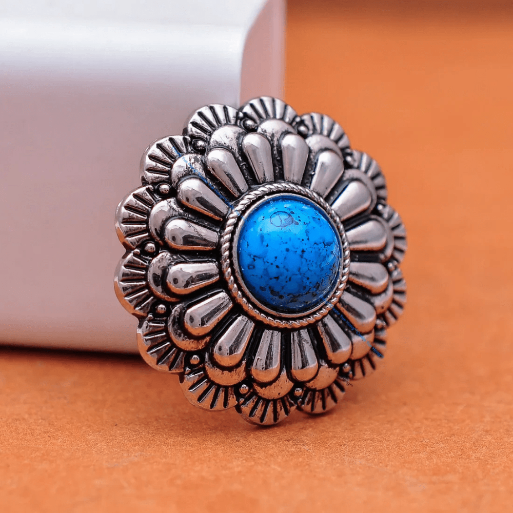 Silver Concho med 3D-Blomdesign och Färgad Pärla